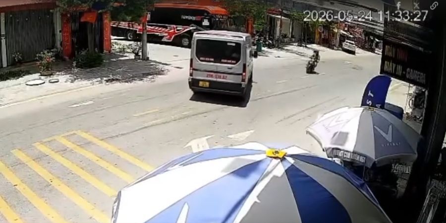 Xe máy lao như đạn bắn vào ôtô: Bài học đắt giá về tốc độ và văn hóa giao thông