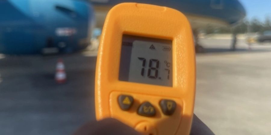 Nhân viên sân bay làm việc trên nền nhiệt sân đỗ hơn 70 độ C