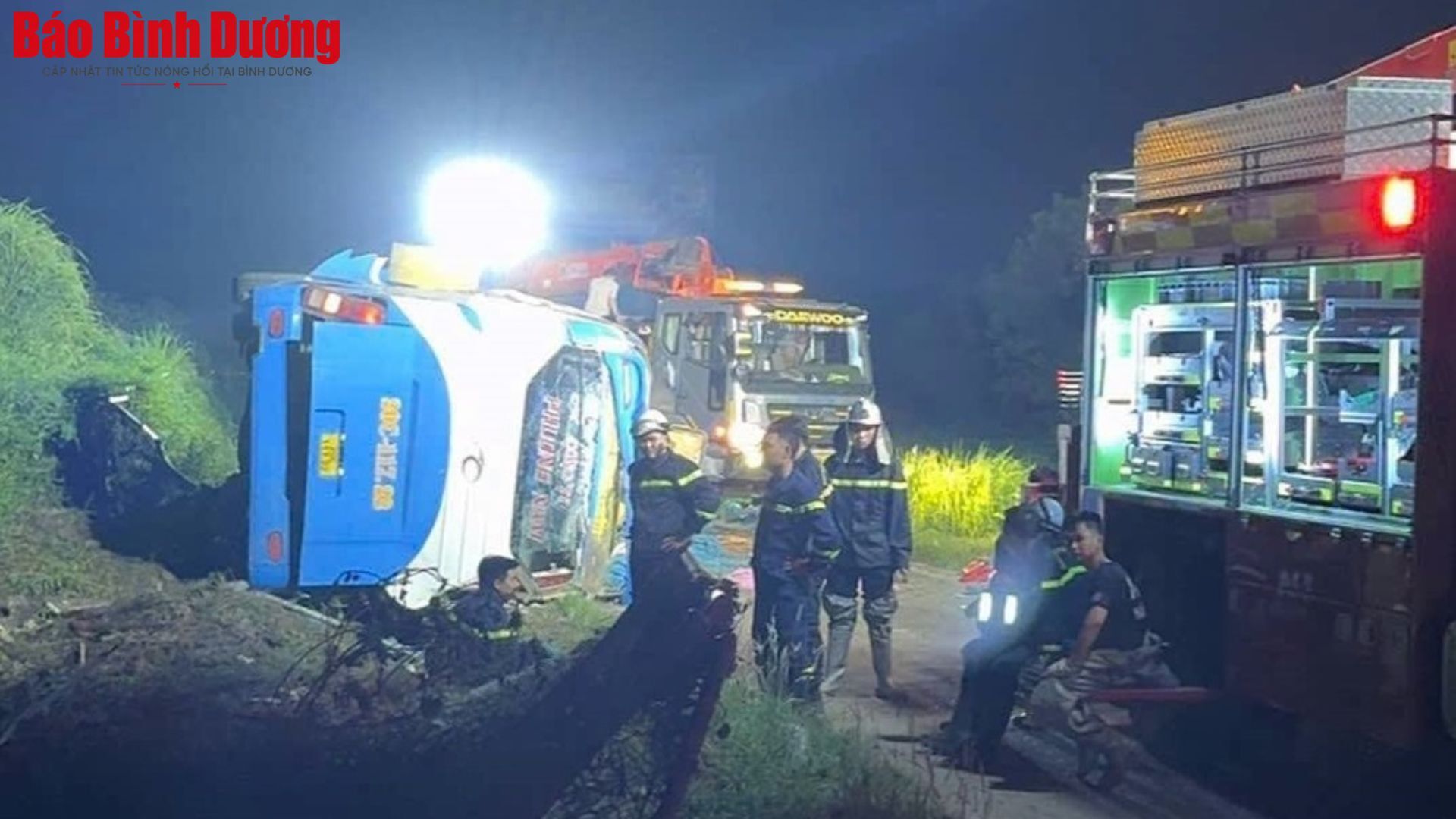 Pháp Vân - Cầu Giẽ: Xe khách lao khỏi cao tốc 4 người tử vong