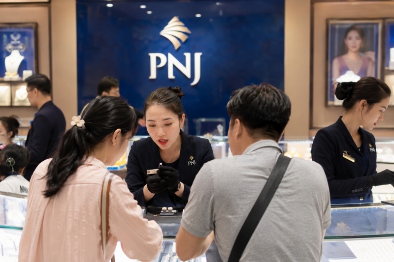Nhân viên tư vấn khách hàng tại quầy giao dịch của cửa hàng trang sức PNJ