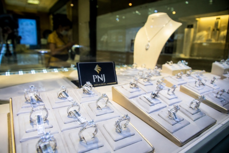 Vụ kim cương lậu được “phù phép”: PNJ cần trả lời những gì?